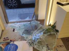 VIDEO/ Salerno, ‘spaccata’ in un’ottica: rubati occhiali di lusso Furto con spaccata in un negozio di ottica a Salerno