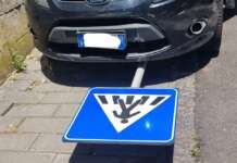 Via Del Pezzo, auto investe… palo della segnaletica