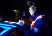 Scaglia un piatto contro la figlia e le sfregia il volto: 18enne chiama aiuto nella notte, padre arrestato