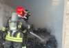 Maxi incendio distrugge un capannone nel Salernitano: vigili del fuoco al lavoro da ore