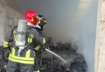 Maxi incendio distrugge un capannone nel Salernitano: vigili del fuoco al lavoro da ore