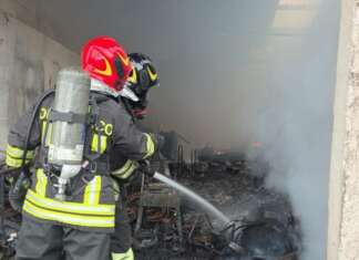 Maxi incendio distrugge un capannone nel Salernitano: vigili del fuoco al lavoro da ore