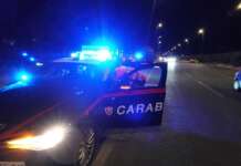 Aggredisce una donna e le strappa la borsa: preso in flagranza 49enne