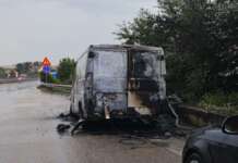 FOTO/ Vede il fumo uscire dal motore e accosta: furgoncino distrutto dal fuoco
