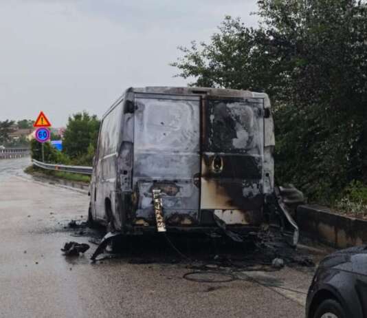 FOTO/ Vede il fumo uscire dal motore e accosta: furgoncino distrutto dal fuoco