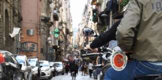 VIDEO/ Far-west a Montesanto, uomo in strada con un AK-47: arrestato