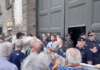 Abc Napoli verso la spa, tensione al sit-in: comitati acqua pubblica circondano portone del Comune