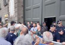 Abc Napoli verso la spa, tensione al sit-in: comitati acqua pubblica circondano portone del Comune