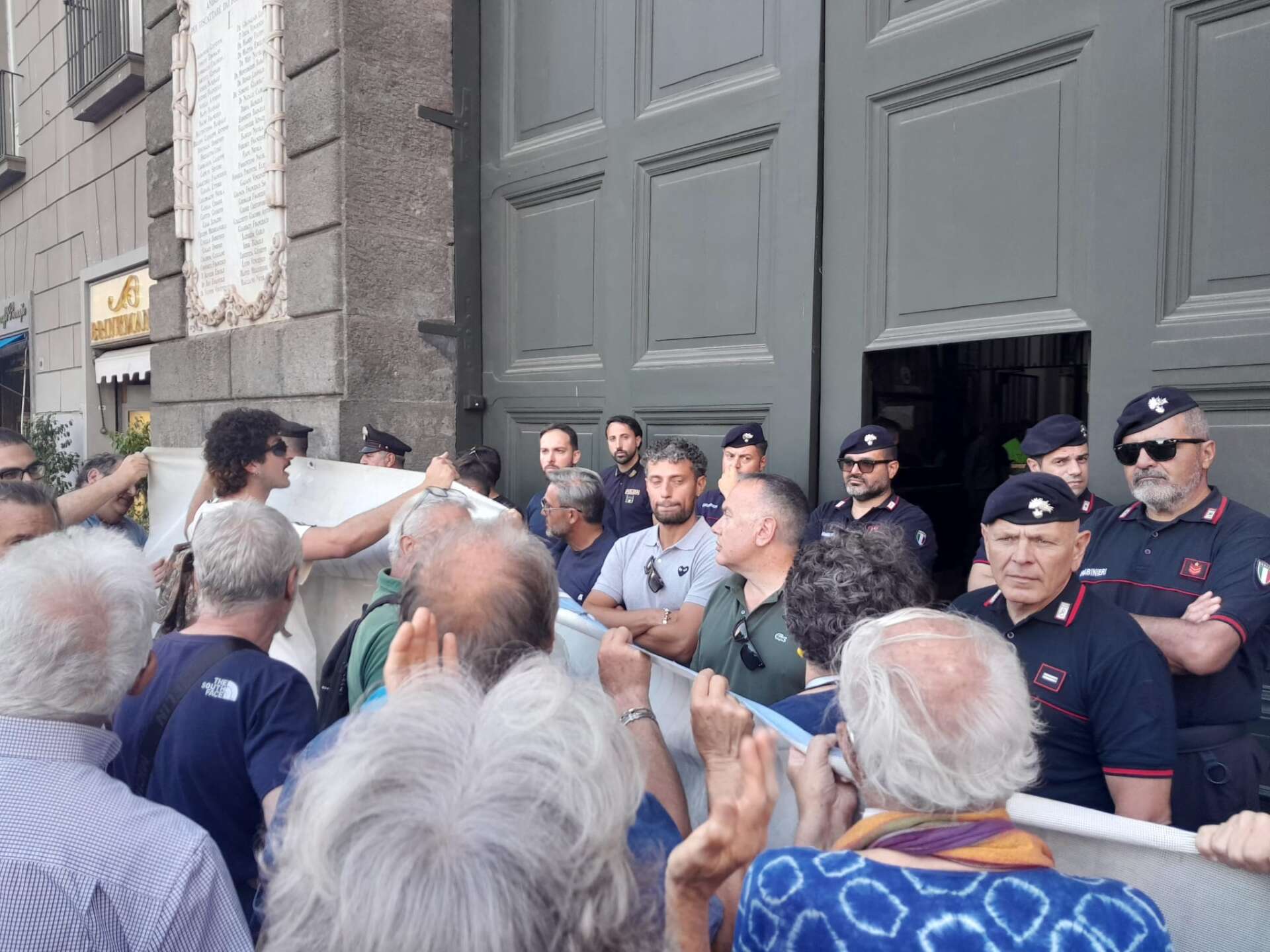 abc napoli verso la spa tensione al sit in comitati acqua pubblica circondano portone del comune da Anteprima24.it abc napoli verso la spa tensione al sit in comitati acqua pubblica circondano portone del comune