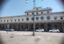 Sangue sull’asfalto davanti alla stazione: ancora ignote le cause dell’aggressione