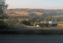 Mezzo agricolo contro i fili della corrente: black out nelle Contrade