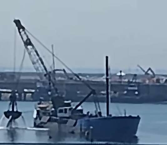 Dragaggio a Bagnoli, video solleva dubbi: “Fuoriesce materiale da benna aperta”