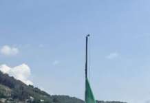 Festa della Repubblica, una scia tricolore avvolge Piazza della Libertà