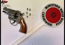 Si aggirava con fare sospetto, aveva una pistola addosso: denunciato