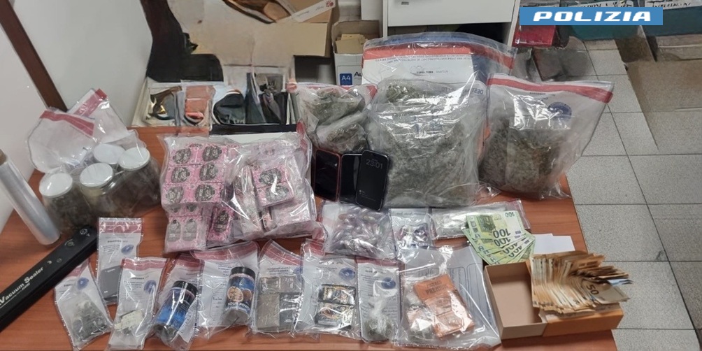polizia di stato arrestato un uomo sequestrati oltre 11 kg di sostanze stupefacenti da Anteprima24.it polizia di stato arrestato un uomo sequestrati oltre 11 kg di sostanze stupefacenti