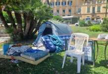 Napoli, ‘campeggio’ nei giardinetti di Mergellina: ‘bisogni’ en plein air e tensioni coi residenti
