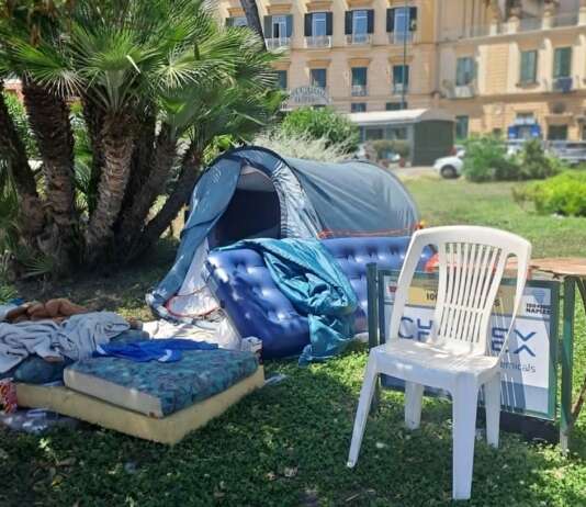 Napoli, ‘campeggio’ nei giardinetti di Mergellina: ‘bisogni’ en plen air e tensioni coi residenti