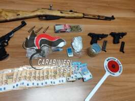 Pistole puntate contro il vicino: in casa nascondevano droga e armi clandestine