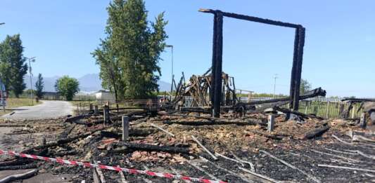 FOTO/ Parco Archeologico Naturalistico di Longola colpito da un incendio