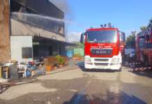 FOTO/ Montesarchio, impianto di lavorazione dei rifiuti in fiamme