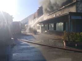 Incendio nell’impianto di lavorazione rifiuti: fiamme domate nella notte