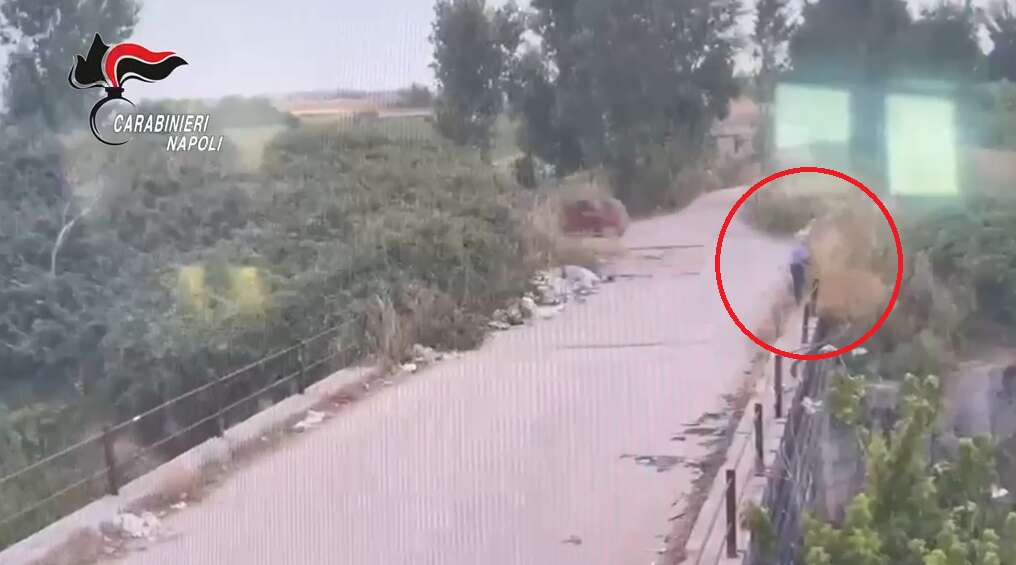 incendia immondizia e si allontana in bici arrestato grazie alle telecamere da Anteprima24.it incendia immondizia e si allontana in bici arrestato grazie alle telecamere