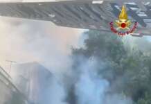 VIDEO/ Incendio in un appartamento, Vigili del Fuoco impegnati per domare le fiamme
