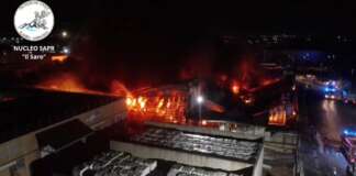 Incendio a Sarno, opificio in fiamme nella zona industriale