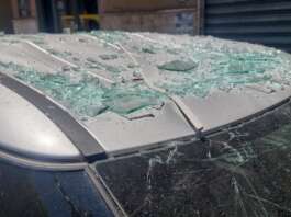 Salerno, tragedia sfiorata: cade infisso su un’auto