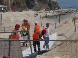 VIDEO/ Cetara, avviate le operazioni per liberare l’arenile