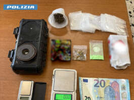 Rapina un passante e lo ferisce, arrestato: in manette anche uno spacciatore con 20 dosi e un coltello