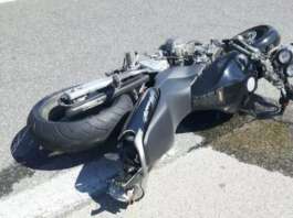 Incidente nella notte, impatto fatale: morti due motociclisti