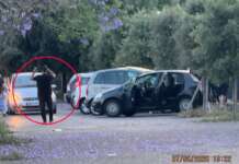 FOTO/ Napoli, parcheggiatore abusivo su marciapiede Villa Comunale: dossier denuncia “pericoli e illeciti”