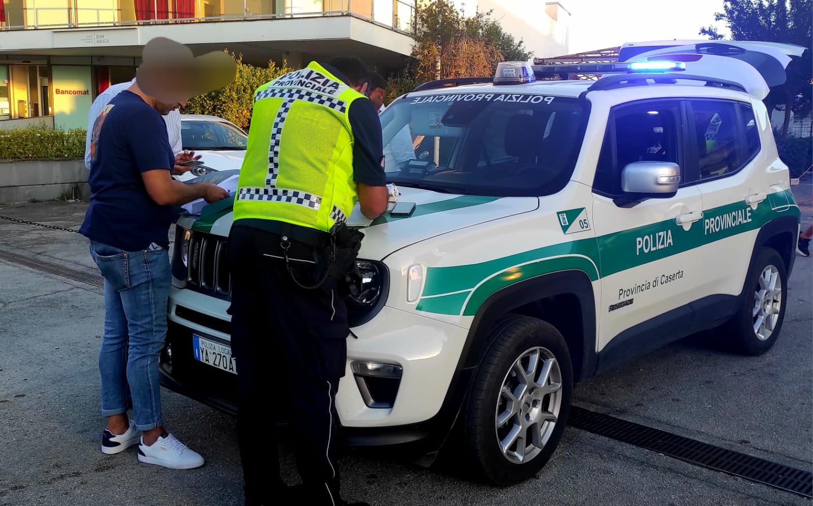 chiedevano fino a 40 euro per parcheggiare blitz contro i parcheggiatori abusivi alla reggia da Anteprima24.it chiedevano fino a 40 euro per parcheggiare blitz contro i parcheggiatori abusivi alla reggia
