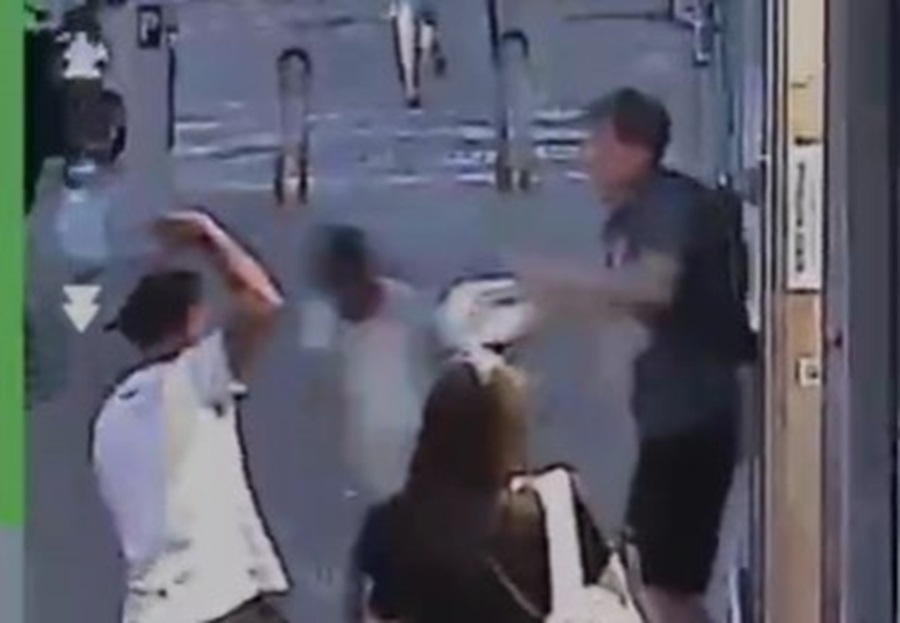 video choc a napoli turisti rapinati e malmenati al vasto il comitato qui presi d8217assalto da Anteprima24.it video choc a napoli turisti rapinati e malmenati al vasto il comitato qui presi d8217assalto