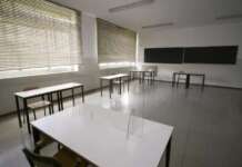 Ragazza di 17 anni in coma da 18 mesi bocciata a scuola: “Troppe assenze”