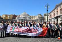 FOTO/ Amministratori sotto tiro: a Napoli, il flash mob dei sindaci