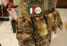 Porta Nolana, allarme tra i passanti: “C’è un uomo in mimetica con la pistola, correte”