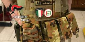 Porta Nolana, allarme tra i passanti: “C’è un uomo in mimetica con la pistola, correte”