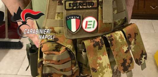 Porta Nolana, allarme tra i passanti: “C’è un uomo in mimetica con la pistola, correte”