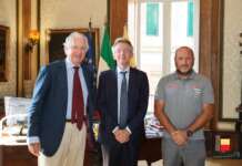 FOTO/ Il team di Luna Rossa ricevuto dal sindaco a Palazzo San Giacomo