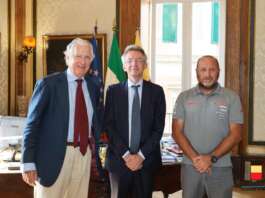 FOTO/ Il team di Luna Rossa ricevuto dal sindaco a Palazzo San Giacomo