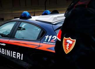 Ubriaco semina il caos in un bar, aggredisce i Carabinieri: arrestato