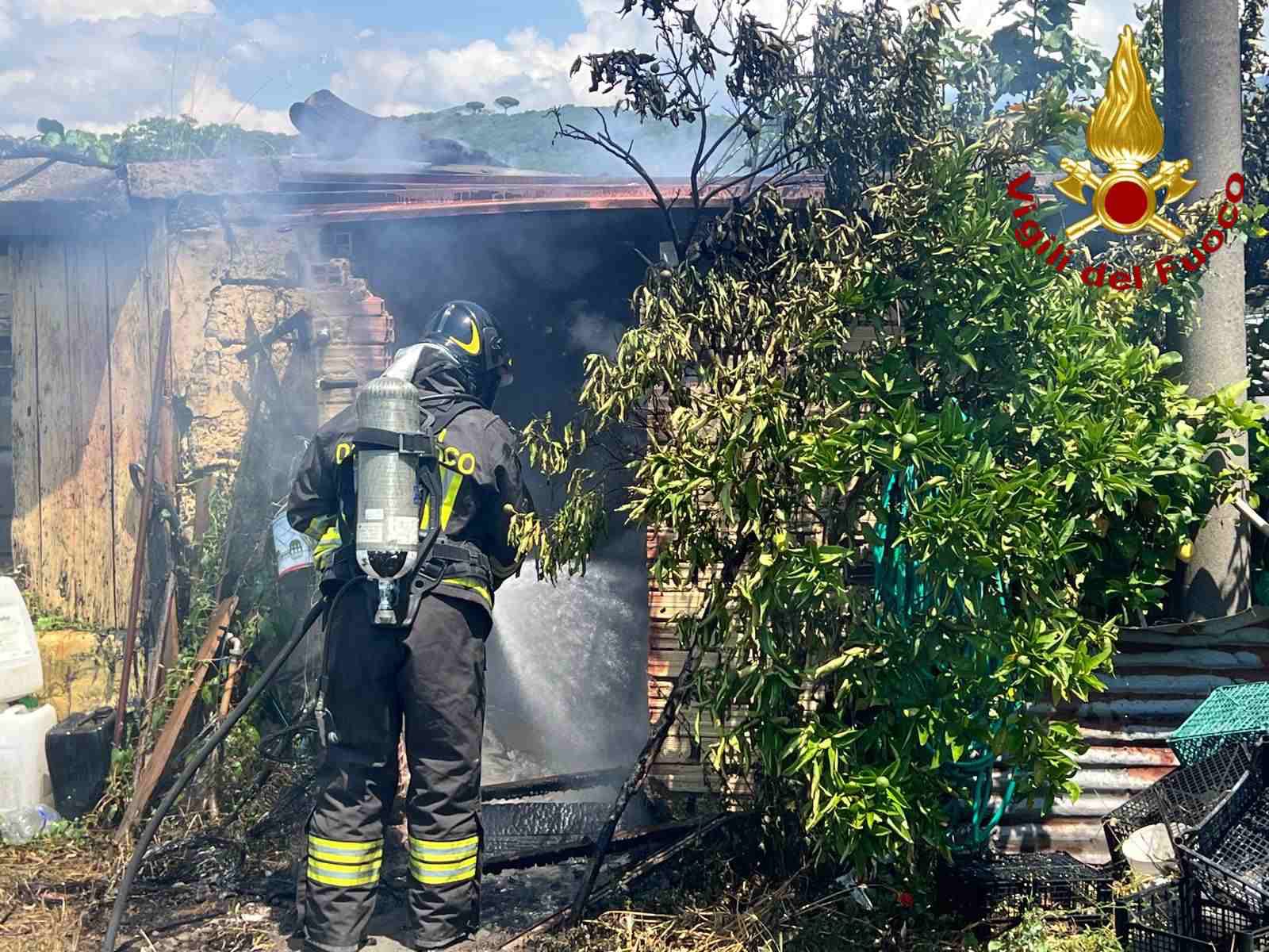 baracca va a fuoco provvidenziale intervento dei vigili del fuoco da Anteprima24.it baracca va a fuoco provvidenziale intervento dei vigili del fuoco