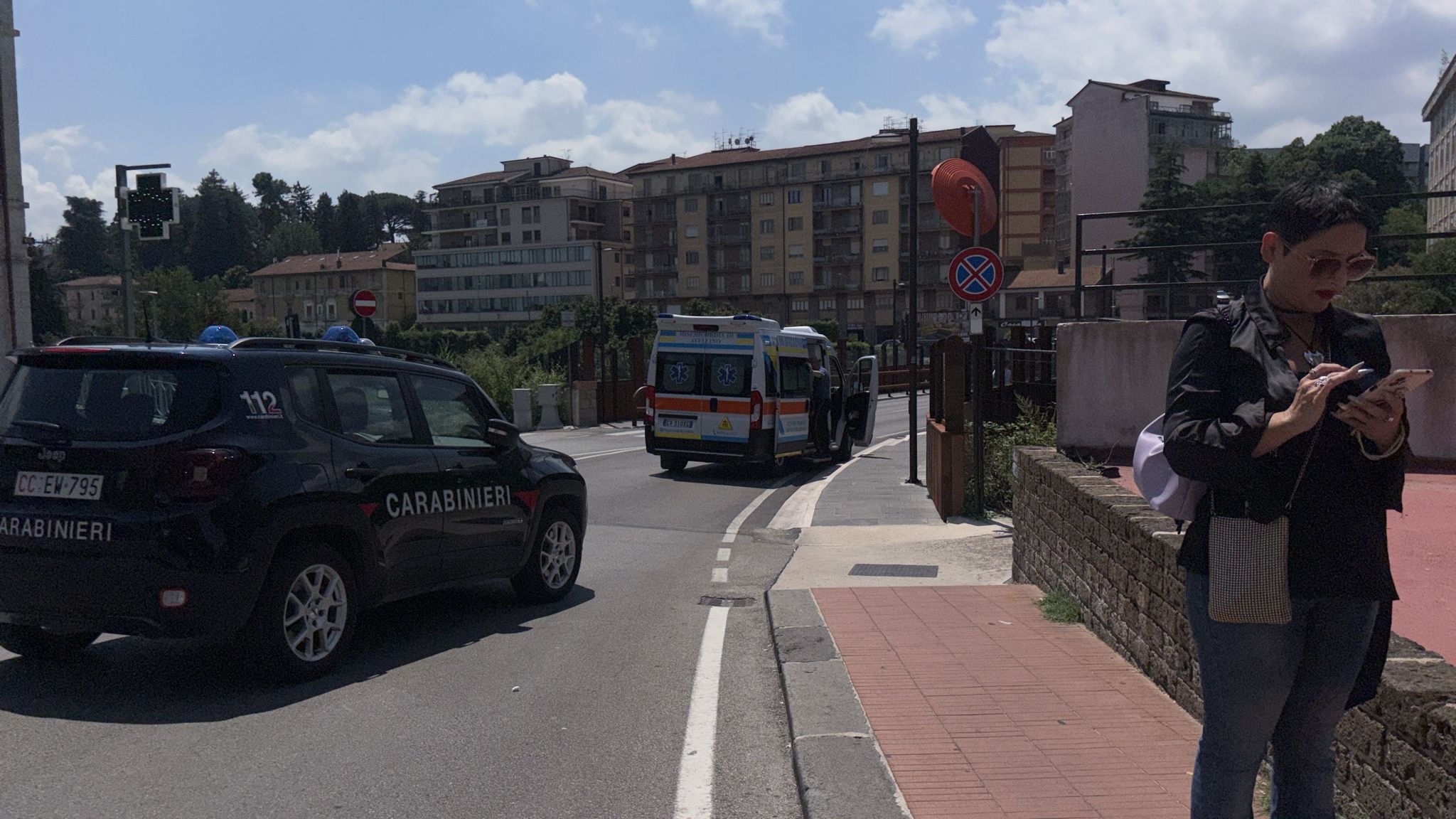 tenta di lanciarsi dal ponte ferriera salvata in tempo da Anteprima24.it tenta di lanciarsi dal ponte ferriera salvata in tempo