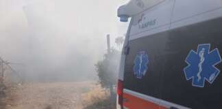 FOTO/ Eboli, incendio in un casolare: tre intossicati