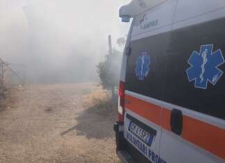 FOTO/ Eboli, incendio in un casolare: tre intossicati