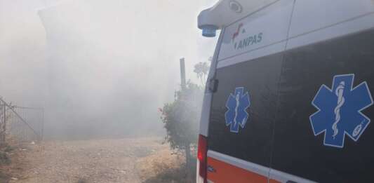 FOTO/ Eboli, incendio in un casolare: tre intossicati