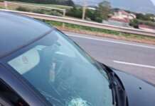Telesina, camion perde parte del carico: danneggiato il parabrezza di un’auto