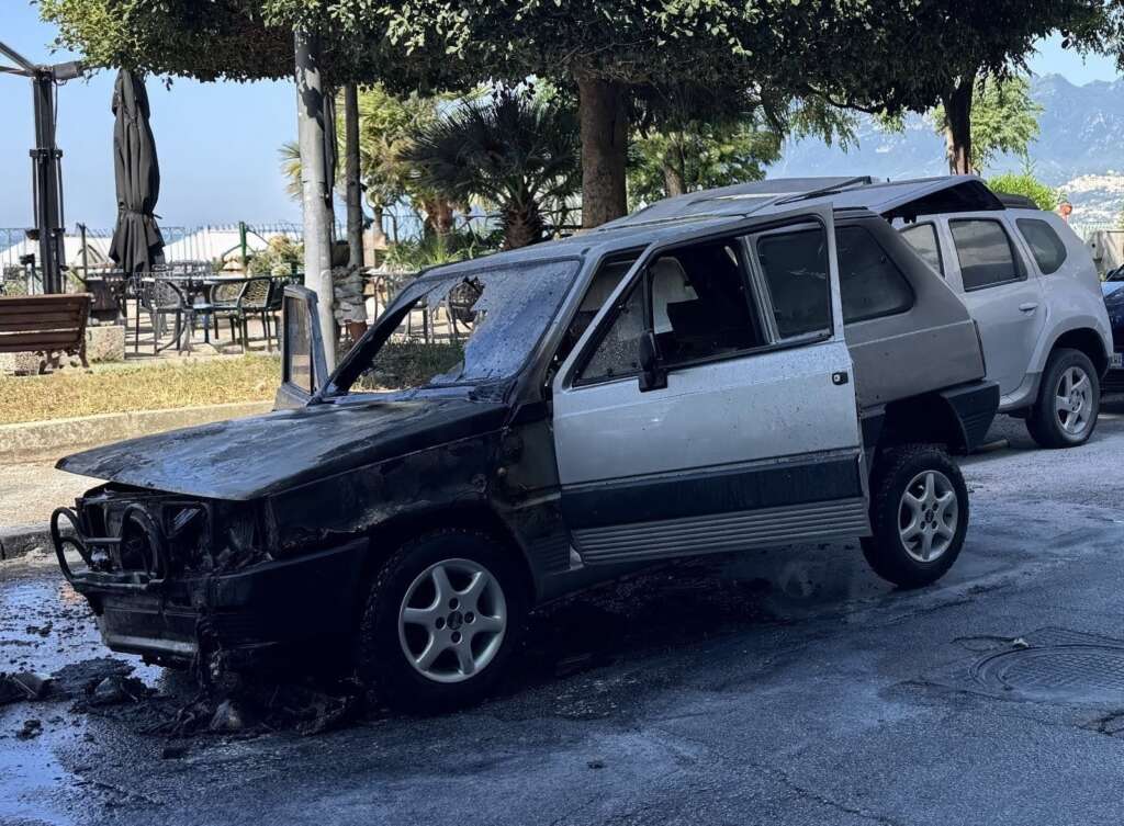 Auto prende fuoco sul lungomare Colombo a Salerno, traffico in tilt
